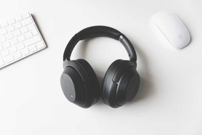 Bluetooth Headset vs Headphones
